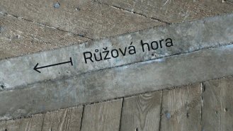 Detail pohledového betonu v garáži/galerie	- Popis směru vektoru