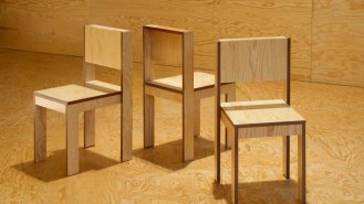 Mobiliář je navržen štosovací z překližky a tak aby při výrobě nevznikal odpadní materiál