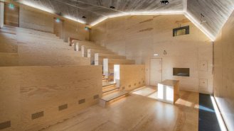 Sál s kapacitou 76 míst a 2 bezbariérová je určen pro odborné přednášky, konference, i jako promítací sál