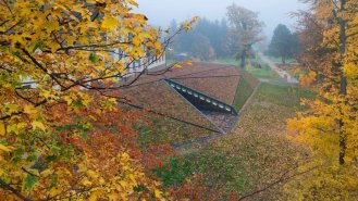 Pohled směrem ke staré budově Správy Krkonošského národního parku