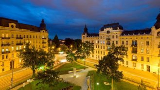Pohled shůry - pohled na parkové náměstí večer