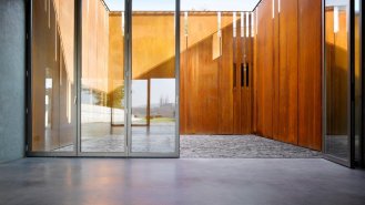 Pohled do negativní věže.