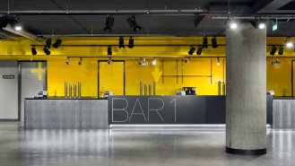Bar ve spodním lobby 