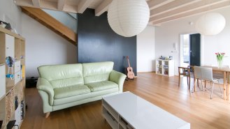 Interiér obývacího pokoje &ndash; pohled ke vstupu