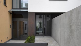 Hlavní  vchod do objektu