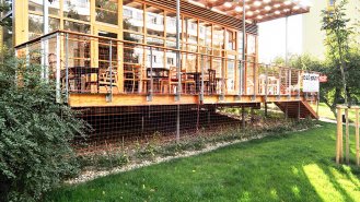 Terasa kavárny &ndash; pohled z ulice