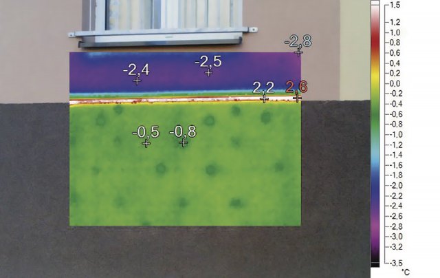 Termosnímek odhaluje tušené &ndash; hliníková zakládací lišta je zbytečným výrazným tepelným mostem mezi zateplením soklu a stěny.