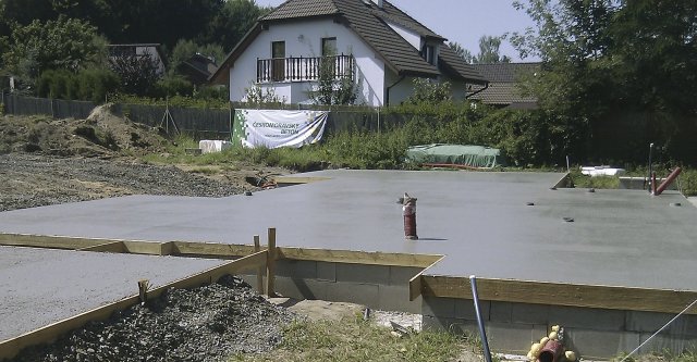 Betonáž základové desky rodinného domu