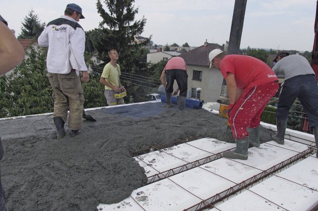 Betonáž střešní konstrukce rodinného domu