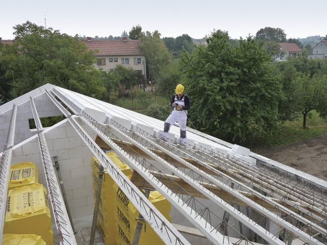 Montáž vložkové střech Ytong se provádí ručně, zpravidla ji zvládnou dva pracovníci. Nejdelší trámce váží 95 kg. Jednotlivá vložka „unese“ 720 kg a je proto bezproblémově pochůzí.