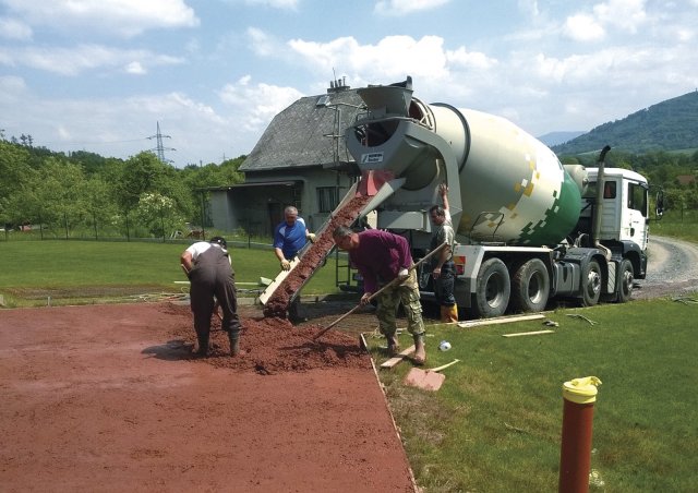 Doprava barevného betonu Colorcrete autodomíchávačem na stavbu