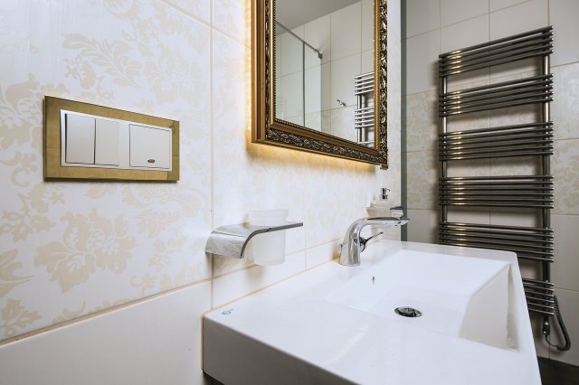 Stmívané nasvícení zrcadla v koupelně a spínání topného žebříku patří k funkcím, které jsou ovládány periferními moduly Foxtrot