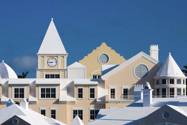 Bílé střechy domů v Hamiltonu (Bermudské ostrovy) významně brání přehřívání střech a interiéru domů za slunných dní. (foto Shutterstock).