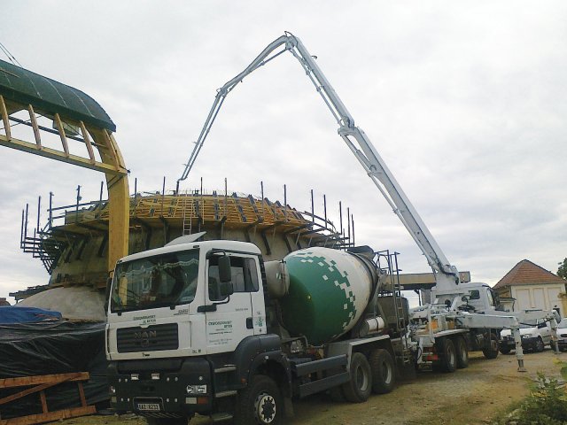 Betonáž velké kopule na stavbě planetária v Plzni