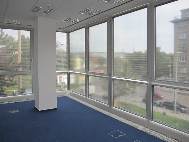 Multifilm - Průhledná interiérová roleta s optimálním stínicím účinkem, která zároveň účinně chrání interiér před horkem i mrazem