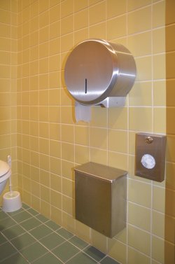 Dámské WC se zásobníkem na toaletní papír, zásobníkem na igelitové sáčky a odpadkovým košem