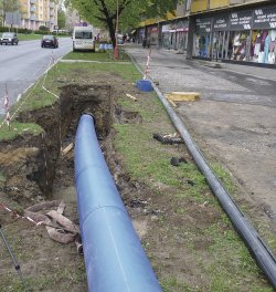 Při metodě „Brestling“ se provádí trhání a roztlačování stávajícího potrubí a do vzniklého prostoru se pak zatahuje potrubí nové