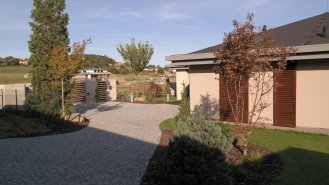 Hlavní vchod a příjezdová cesta