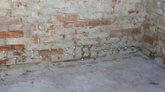 Naplněné otvory &ndash; dalším krokem je realizace sanační omítky