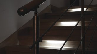 V noci je pro bezpečný pohyb schodiště dostatečně osvětlené