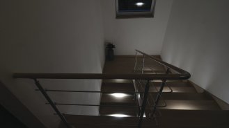 Pohled na osvětlené schodiště