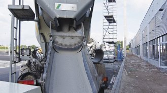 Dopravu litého cementového potěru z betonárny zajistí autodomíchávač