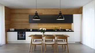 Užití modřínového dřeva za kuchyňskou linkou dotváří útulnou atmosféru