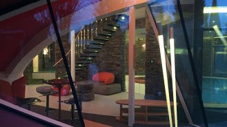 Detailní večerní průhled do interiéru