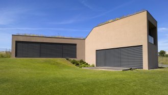 Pohled ze zahrady &ndash; zastínění žaluziemi