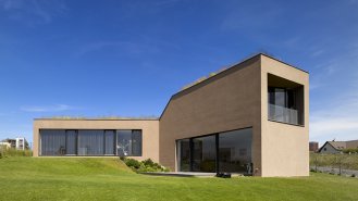 Pohled ze zahrady &ndash; pobytová terasa