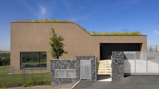 Pohled z ulice &ndash; východní fasáda