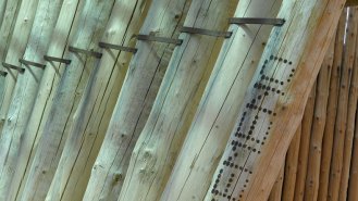 Povalový strop a detail nakloněné palisády - Povalový strop a detail nakloněné palisády