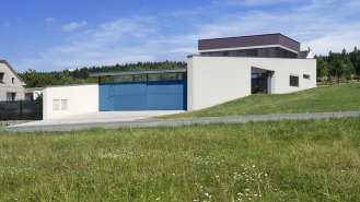 Vstupní pohled přes cestu