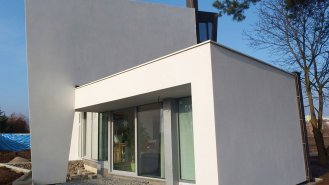 Fotografie z doby stavby &ndash; nedokončené dřevěné terasy