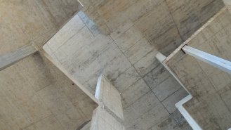 Pohled na stropy a střechy věží &ndash; nosná část stavby je provedena z konstrukčního betonu