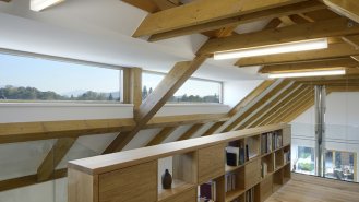 Knihovna v druhém podlaží