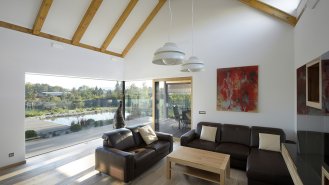 Pohled z obývacího pokoje na zahradu