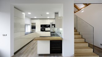 Pohled z jídelny do kuchyně