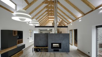 Pohled z obývacího pokoje ke krbu, převýšený prostor