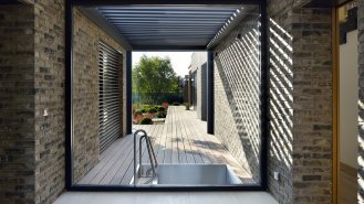 Průhled vstupní halou na jižní terasu