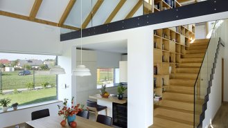 Pohled z jídelny do kuchyně a na schodiště do druhého patra