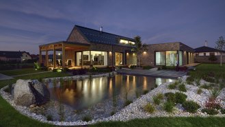 Pohled na dům přes zahradní biotop