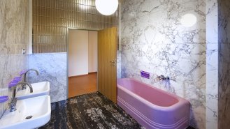 Koupelna dcery majitele domu 