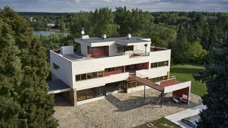 Pohled z příjezdové strany 