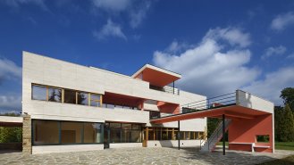 Pohled z příjezdové strany 