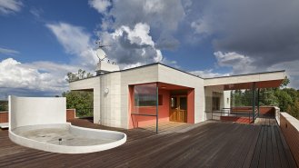 Záběr na výstup na terasu přes prostor záhonu (neosázeného) 