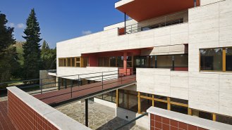 Pohled na objekt přes výstup k venkovnímu bazénu 