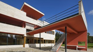 Pohled na objekt přes výstup k venkovnímu bazénu 