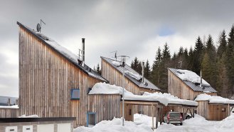 Domy se rozhlíží na Harrachovské můstky