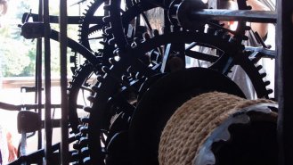 Detail historického repasovaného hodinového stroje